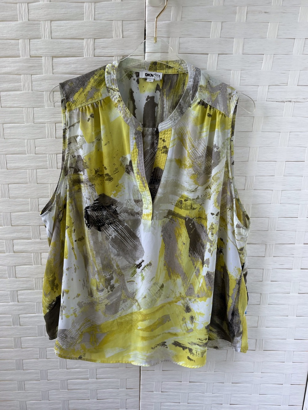 DKNY‎ 2X Sleeveless Split V Neck Blouse Yellow Gray Abstract Vacation Office